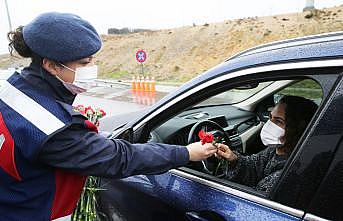 Jandarma ekipleri yol kontrol noktasında kadınlara karanfil sundu