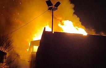 Apartmanın çatısında çıkan yangın söndürüldü