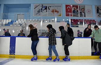 Üniversiteli gençler ücretsiz sağlanan imkanla buz pateni öğreniyor