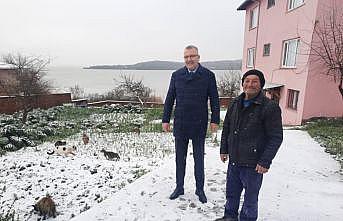 Karlı havada balıkçı Adem Yılmaz'ın evine misafir oldu