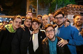 Bursa Büyükşehir Belediye Başkanı Aktaş ile gençler çay ve simitle sahur yaptı
