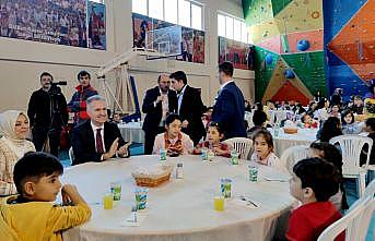 Bursa'da tekne orucu tutan çocuklara öğle vakti özel iftar verildi