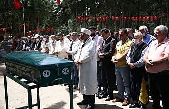 Bursa'daki uçak kazasında ölen pilot Avşar'ın cenazesi Mersin'de defnedildi