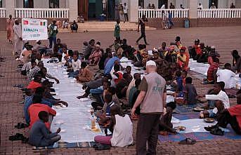 İDDEF Gine'de her gün  iftar veriyor