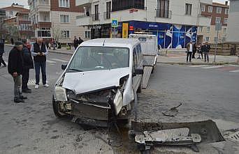 Kırklareli'nde  aracın karıştığı trafik kazası güvenlik kamerasına yansıdı