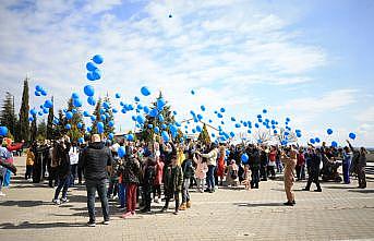 Otizmli öğrenciler gökyüzüne mavi balon bıraktı