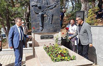 Sanatçı Ali Ekber Çiçek vefatının 16'ıncı yılında Edremit'teki kabri başında anıldı