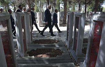 Şehitler Abidesi'nde Çanakkale Kara Savaşları'nın 107. yılı töreni düzenlendi