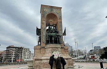 Türk Kalp Vakfı Taksim'deki Cumhuriyet Anıtı'na çelenk bıraktı