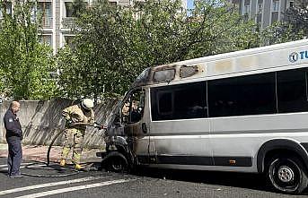 Ümraniye'de park halindeki servis minibüsü yandı