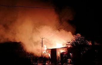 Yalova'da kereste fabrikasında çıkan yangına müdahale ediliyor