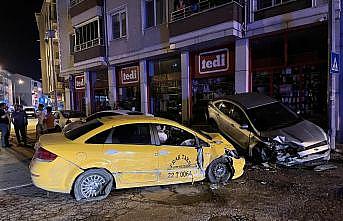 Edirne'de ticari taksinin park halindeki 3 araca çarptı