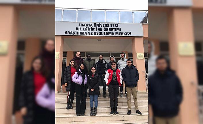 Edirne'de yabancı uyruklu öğrencilerden Anneler Günü videosu