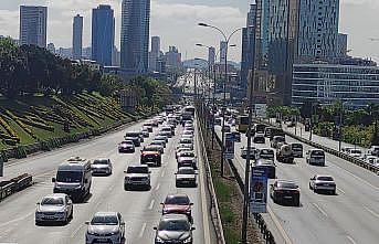 İstanbul'da haftanın ilk günü trafik yoğunluğu görülüyor