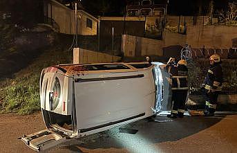 Kocaeli'de devrilen hafif ticari aracın sürücüsü yaralandı