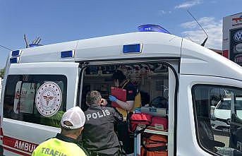 Kocaeli'de halk otobüsü ile hafif ticari araç çarpıştı, 4 kişi yaralandı