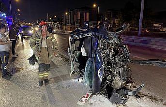 Bursa'da devrilen otomobilde sıkışan sürücü yaralandı