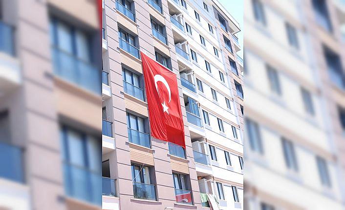 Şehit Piyade Uzman Çavuş Kemik'in babaevine Türk bayrakları asıldı