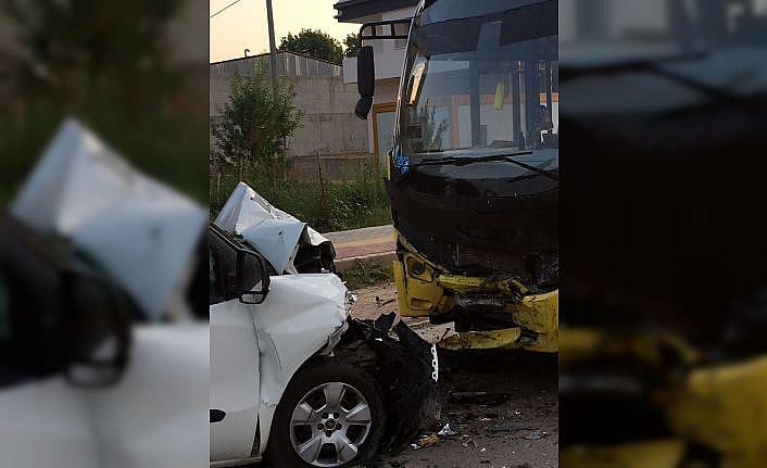 Bursa'da halk otobüsüyle çarpışan hafif ticari aracın sürücüsü öldü