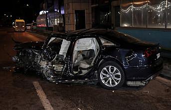 Bursa'da metro hattının duvarına çarpan aracın sürücüsü ağır yaralandı
