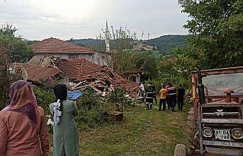 Kocaeli'de 2 katlı ev çöktü