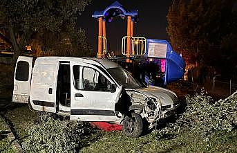 Kocaeli'de panelvanın çocuk parkına uçtuğu kazada 1 kişi öldü, 1 kişi yaralandı