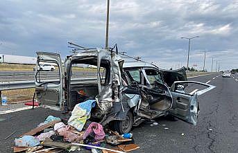 Tekirdağ'da kamyonun çarptığı hafif ticari araçtaki 3 kişi öldü, 5 kişi yaralandı