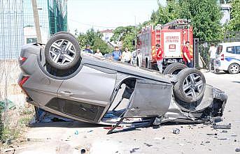 Tuzla'da devrilen otomobilin sürücüsü yaralandı