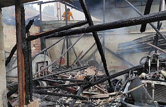 Bursa'da samanlıktaki yangında traktör ve tarım aletleri yandı