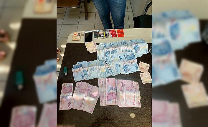 Bursa'da temizlik görevlilerinin bulduğu para dolu çanta sahibine ulaştırıldı