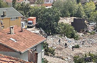 Beykoz'da yıkım kararı olan binanın sakinleri çatıya çıktı
