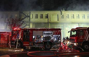 Beylikdüzü'nde bir iş yerinde çıkan yangında 10 katlı bir bina tedbir amaçlı boşaltıldı