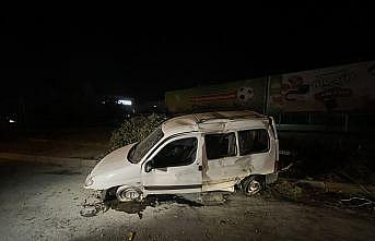 Bursa'da bariyerlere çarpıp ağaçları deviren aracın sürücüsü yaralandı