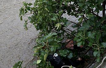 Bursa'da düştüğü derede sürüklenerek ağaca tutunan kişi kurtarıldı