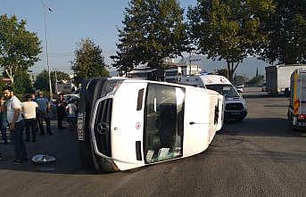 Bursa'da servis minibüsü ile otomobilin çarpıştığı kazada 4 kişi yaralandı