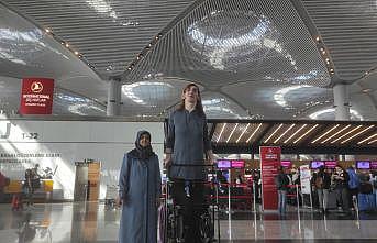 Dünyanın en uzun boylu kadını THY'nin desteğiyle ilk kez uçağa bindi