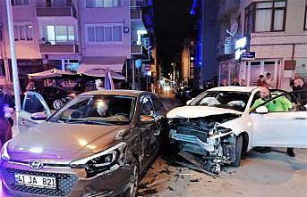Kocaeli'de 2 otomobilin çarpıştığı kazada biri çocuk 3 kişi yaralandı