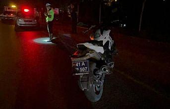 Kocaeli'de otomobilden fırlayan tekerin çarptığı motosikletteki 2 polis yaralandı