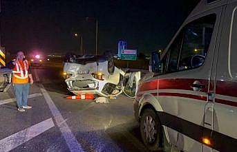 Kocaeli'de tırın çarpması sonucu devrilen otomobildeki 2 kişi yaralandı