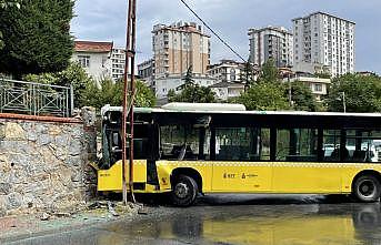 Ümraniye'de duvara çarpan İETT otobüsündeki 2 kişi yaralandı