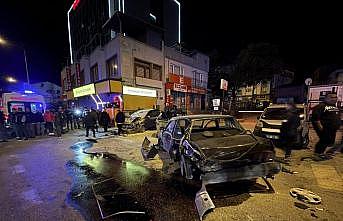 Bursa'da otomobilin çarptığı park halindeki aracın sürücüsü yaralandı