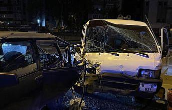 Bursa'da park halindeki 3 araca çarpan sürücü kaçtı