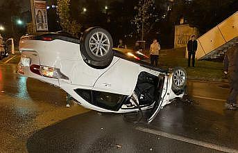Bursa'da sağanak nedeniyle kayganlaşan yoldaki trafik kazasında 2 kişi yaralandı