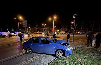 Taksi ile otomobilin çarpıştığı kazada 3 kişi yaraladı