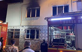 Bursa'da sinir krizi geçiren bir kişi 2 katlı evlerini yaktı