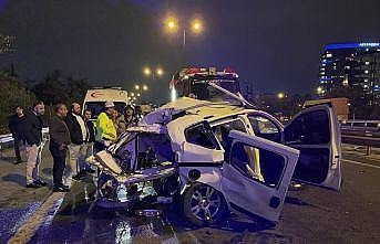 İstanbul'da kamyonet ile hafif ticari aracın çarpıştığı kazada 1 kişi öldü, 2 kişi yaralandı