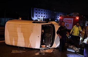 İstanbul'da otomobile çarpıp devrilen hafif ticari aracın sürücüsü yaralandı