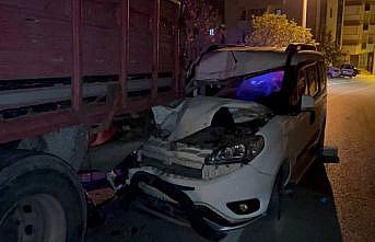 Kocaeli'de kamyona çarpan hafif ticari aracın sürücüsü yaralandı
