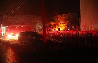 Sünger fabrikasında çıkan yangına ekipler müdahale ediyor