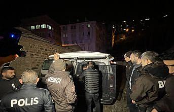 Bursa'da polise silahlı mukavemette bulunup kaçmaya çalışan zanlı ayağından vurularak durduruldu